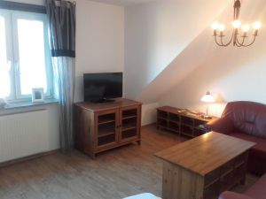 Sie finden Sat- TV, DVD-Player und eine Musikanlage im Wohnzimmer. - Bild 6: Ferienhof Schmiddes, Fewo Waschbärenhöhle