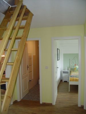 Im Korridor befindet sich die Raumspartreppe zu dem Kinderzimmer, sie ist durch ein Treppengitter gesichert. - Bild 14: Ferienhof Schmiddes, Fewo Waschbärenhöhle