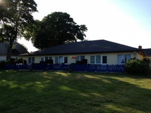 Hier direkt am Bodden steht noch ein weiteres Gästehaus. Es lädt Sie ein um Urlaub zu machen. Sie sehen den Typ 3: Wohnfläche 43m², für bis 3 Personen, Boddenblick, Südterrassen mit Boddenblick, Gartenmöbel, Grill, Spiel- und Liegewiese. Rechts seitlich befindet sich der Typ 2: Wohnfläche 70m², bis 5 Personen, 2 Schlafzimmer, Terrassen mit Boddenblick, Grill... - Bild 17: Ostseeurlaub mit Hund - Wassergrundstück - Angeln