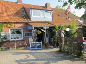 ein uriges Cafe/Restaurant mit kleinem Biergarten. Hier gibt es selbst gebackenen Kuchen und preiswerte Gerichte. - Bild 28: Nordsee / Ostfriesland strandnahes Ferienhaus 1-5 Personen (Hund erlaubt)