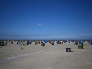 ca. 300 Strandkörbe in lockerer Aufstellung
Am Strand ist ein Multifunktionsgebäude mit sanitären Einrichtungen, Wickelraum, Restaurant und Imbiss - Bild 16: Nordsee / Ostfriesland strandnahes Ferienhaus 1-5 Personen (Hund erlaubt)