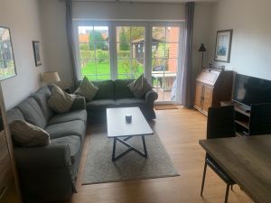 Wohnzimmer mit Blick in den Garten - Bild 4: Nordsee / Ostfriesland strandnahes Ferienhaus 1-5 Personen (Hund erlaubt)