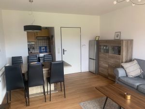 Wohnzimmer mit Esstisch, Kühl-Gefrierkombi und offener Küche - Bild 5: Nordsee / Ostfriesland strandnahes Ferienhaus 1-5 Personen (Hund erlaubt)