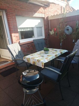 Kohlegrill, Sonnenschirm, Gartenmöbel, Polster, Zaun Höhe 180 Meter.

E-Bikes steht unsere Blockhütte zur Verfügung mit Strom. - Bild 20: Ferienwohnung 45 qm Nessmersiel 2 Pers. Vierbeiner gerne gesehen!