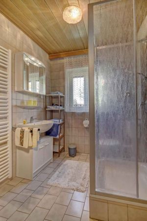 Das Bad wurde 2022 im Frühjahr neu renoviert ist seniorengerecht gestaltet. - Bild 3: 70 qm FeWo am großen Rachel Haus Martha Frauenau
