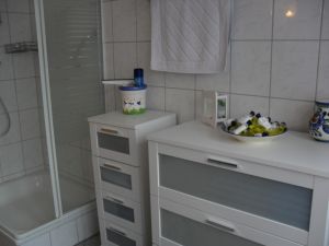 Das große helle Badezimmer Dusche
mit Handtüchern, Duschtüchern, Fön,ect. incl. schönen Badmöbeln - Bild 7: Ferienwohnung Haus Klinkhammer, Hellenthal, Nordeifel, Nationalpark