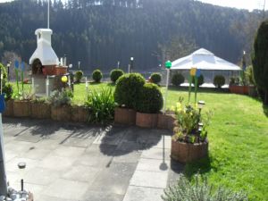 Hier die schöne Aussicht auf die Liegewiese, mit Grill, einer seperaten großen Sitzecke und Pavallion und vielem mehr... - Bild 10: Ferienwohnung Haus Klinkhammer, Hellenthal, Nordeifel, Nationalpark