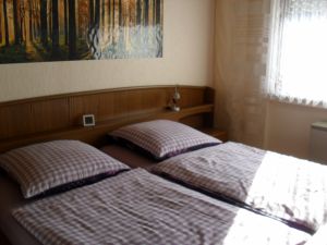 großes Schlafzimmer mit großem Doppelbett und großem Kleiderschrank 
u.v.m.... - Bild 6: Ferienwohnung Haus Klinkhammer, Hellenthal, Nordeifel, Nationalpark