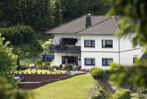 In der unteren Etage befindet sich die schöne, ruhige Ferienwohnung. 
Blick auf einen Fichtenwaldberg. 
Das große Grundstück ist komplett eingezäunt, - schöne Hanglage und überdachter Terrasse mit sep. Eingang. - Bild 1: Ferienwohnung Haus Klinkhammer, Hellenthal, Nordeifel, Nationalpark