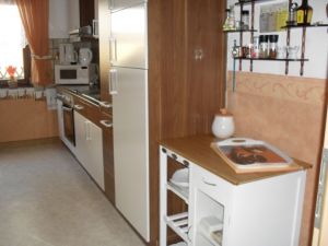 Die große,komfortable Küche beinhaltet alles an Kücheninventar und hat eine gemütliche Tischgruppe für bis 4 Personen.
Spülmaschine, Mikrowelle, Radio,Wasserkocher, Kaffeemaschine... - Bild 4: Ferienwohnung Haus Klinkhammer, Hellenthal, Nordeifel, Nationalpark