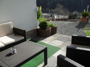 Die schöne, große, überdachte Terrasse mit schönen Loungegartenmöbeln, Liegestühlen,Sonnenschutz
Selbst bei Regen kann man hier draussen sitzen - Bild 2: Ferienwohnung Haus Klinkhammer, Hellenthal, Nordeifel, Nationalpark