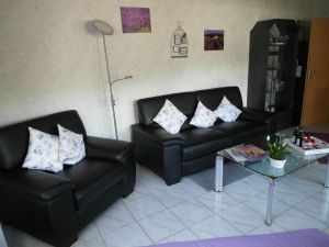 Lederimitatsitzgruppe
Tisch, Flachbildfernseher,Bücher, Informationsbroschüren,LED-Fluter,
Sterioanlage, CD's und v.m.
Terrasse direkt vorm Wohnzimmer,
Terrassentür, zwei weitere grosse Fenster. Sehr gemütlich - Bild 5: Ferienwohnung Haus Klinkhammer, Hellenthal, Nordeifel, Nationalpark