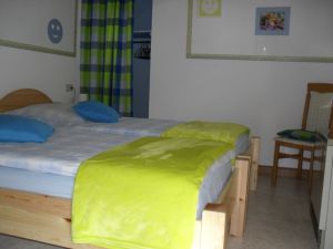das kleine Schlafzimmer mit 2 Einzelbetten, Nachttischen, u.v.m...

für 3. oder 4. Feriengast - Bild 9: Ferienwohnung Haus Klinkhammer, Hellenthal, Nordeifel, Nationalpark