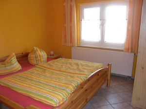 Typ 2 - Das Kiefernschlafzimmer für die Kinder ist mit einem Doppelbett, 2 Nachtische und einem Kleiderschrank ausgestattet. - Bild 13: Ostseeurlaub mit Hund - Wassergrundstück Piratennest Darß