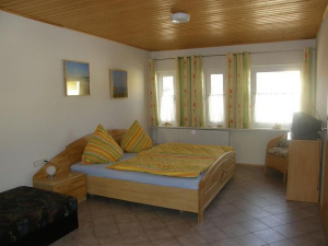 Typ 2 - Das Schlafzimmer bis 3 Personen betreten Sie vom Wohnzimmer aus und ist mit einem Doppelbett, 2 Nachtische und einem 5-türigen Kleiderschrank mit Spiegel, einer Schlafliege, Korbsessel, Kommode mit einem Fernseher + DVD-Player... eingerichtet. - Bild 11: Ostseeurlaub mit Hund - Wassergrundstück Piratennest Darß