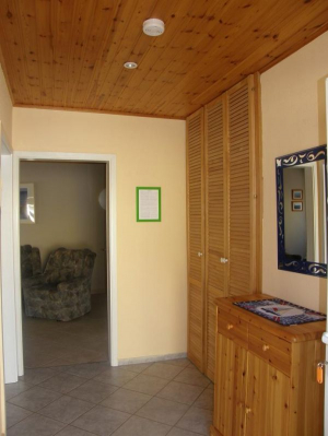 Sie betreten die Ferienwohnung vom Norden her. Von dort aus gelangen Sie rechts ins Bad, links in das Schlafzimmer für 2 Personen und geradeaus ins Wohnzimmer. - Bild 7: Ostseeurlaub mit Hund - Wassergrundstück Piratennest Darß