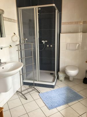 In dieser Ferienwohnung befindet sich ein Bad mit Dusche, WC, Waschbecken + Fön (vom Flur aus erreichbar) und eine extra Toilette … mit Waschbecken ( erreichbar vom grossen Schlafzimmer). - Bild 14: Ostseeurlaub mit Hund - Wassergrundstück Piratennest Darß