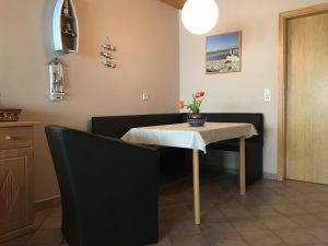 Typ 2 Wohnzimmer mit Essecke - Bild 9: Ostseeurlaub mit Hund - Wassergrundstück Piratennest Darß