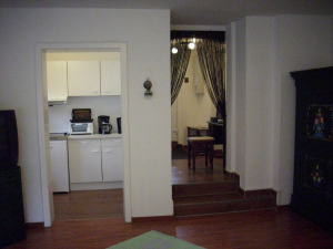 Blick in Küche und Flur - Bild 2: Kleine Hundehütte im schönen Odenwald: ab 33 € /Pers. Hunde kostenlos!!!