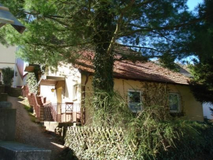 Blick vom Parkplatz auf das Haus. - Bild 1: Große Hundehütte im idyll. Odenwald: ab 43 € f. 2 Pers., Hunde kostenlos!!!