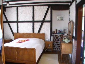 Gemütlich rustikales Schlafzimmer - unsere Gäste sind begeistert. - Bild 7: Ferienwohnung Kaiser