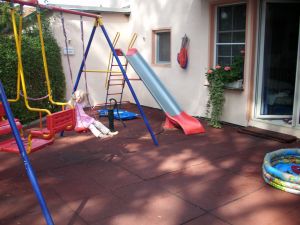 ...unser Spielplatz mit Rutsch, Schaukeln und wechselnden anderen Spielgeräten... Hüpftiere, Wasserspielplätze, kleiner Plantsch-pool.... je nach Jahreszeit - Bild 8: Ferienwohnung OG *** / Pension "Villa Erika" im Seebad Lubmin * Ostsee