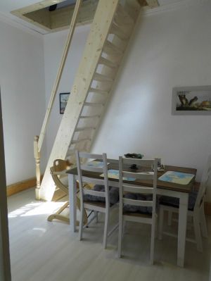 im Hintergrund die Treppe zum oberen Schlafzimmer - Bild 5: Ferienwohnung OG *** / Pension "Villa Erika" im Seebad Lubmin * Ostsee
