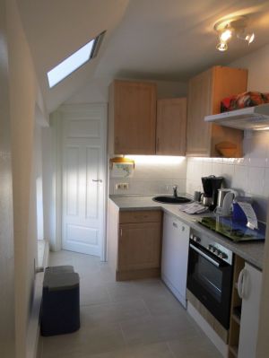 in unserer frisch renovierten Fewo hat nun zur komplett ausgestatteten Küche auch endlich ein Geschirrspüler Platz gefunden!!! - Bild 2: Ferienwohnung OG *** / Pension "Villa Erika" im Seebad Lubmin * Ostsee
