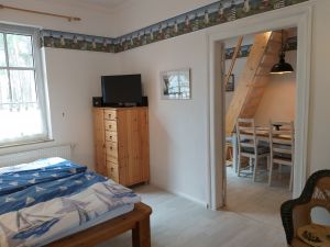 Man betritt die Fewo über das Wohn-Schlafzimmer geht dann weiter in das Esszimmer. Ebenso der Aufgang in das Dachgeschoß :-) - Bild 7: Ferienwohnung OG *** / Pension "Villa Erika" im Seebad Lubmin * Ostsee