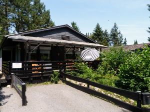 Direkt neben dem Eingang gehört ein eigener Stellplatz für Ihr Auto zum Haus. - Bild 14: Eifel-Ferienhaus Fliegenpilz - für Ihren Urlaub mit und ohne Hund