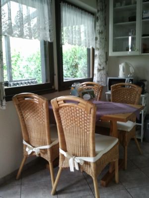 Die gemütliche Essgruppe in der Küche bietet Platz für 4 Personen. Sie haben einen herrlichen Ausblick über die Veranda in den gegenüber liegenden Wald. - Bild 9: Eifel-Ferienhaus Fliegenpilz - für Ihren Urlaub mit und ohne Hund