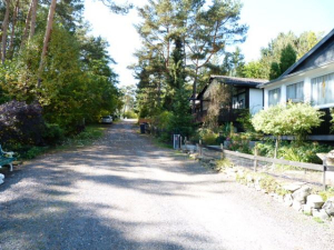 In der Nachbarschaft stehen ebenfalls Ferienhäuser, die teilweise auch dauerhaft bewohnt sind. Alle Grundstücke befinden sich in Privatbesitz - also kein Feriendorf im herkömmlichen Sinne. - Bild 18: Eifel-Ferienhaus Fliegenpilz - für Ihren Urlaub mit und ohne Hund