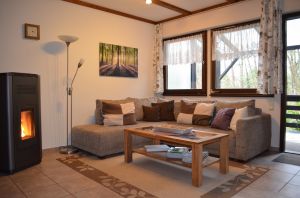 Gemütliche Sitzecke im Wohnzimmer. - Bild 7: Eifel-Ferienhaus Fliegenpilz - für Ihren Urlaub mit und ohne Hund