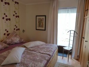 Das Schlafzimmer 1 mit Doppelbett 180 x 200 cm und Einbauschrank hat einen Austritt zur hinteren Terrasse. - Bild 10: Eifel-Ferienhaus Fliegenpilz - für Ihren Urlaub mit und ohne Hund