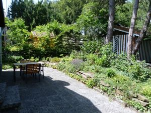 Auf der Terrasse hinter dem Haus mit einer weiteren Sitzgruppe können Sie in den Abendstunden noch die Sonne genießen. - Bild 4: Eifel-Ferienhaus Fliegenpilz - für Ihren Urlaub mit und ohne Hund
