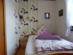 Das Schlafzimmer 2 ist mit einem Doppelbett 140x200 cm, Sessel und ebenfalls einem Einbauschrank ausgestattet. - Bild 11: Eifel-Ferienhaus Fliegenpilz - für Ihren Urlaub mit und ohne Hund