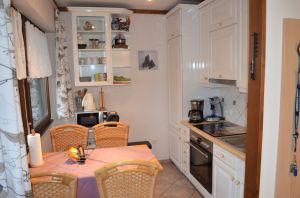 In der zum Wohnraum offenen Küche finden Sie alles, was in einer guten Küche gebraucht wird. - Bild 8: Eifel-Ferienhaus Fliegenpilz - für Ihren Urlaub mit und ohne Hund