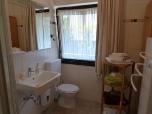 Das neue Bad mit Fenster: selbstverständlich finden Sie Hand- und Badetücher, Seife, Toilettenpapier und sonstige Kleinigkeiten vor. - Bild 12: Eifel-Ferienhaus Fliegenpilz - für Ihren Urlaub mit und ohne Hund