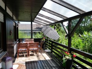 Von der überdachten Veranda haben Sie einen herrlichen Blick auf den gegenüberliegenden Wald. - Bild 2: Eifel-Ferienhaus Fliegenpilz - für Ihren Urlaub mit und ohne Hund