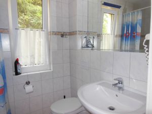 Duschbad mit WC, Waschbecken, Fön, Fenster und Fußbodenheizung - Bild 10: Darssurlaub - Wassergrundstück mit Hund - eingezäunter Terrasse, Angeln