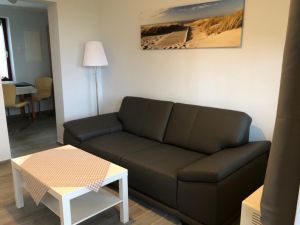 - Wohnzimmer (Parterre) - Bild 8: Darssurlaub - Wassergrundstück mit Hund - eingezäunter Terrasse, Angeln