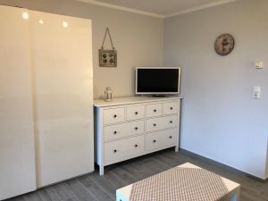 Wohnzimmer (Parterre) - Bild 9: Darssurlaub - Wassergrundstück mit Hund - eingezäunter Terrasse, Angeln