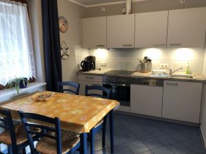 Küche mit GS, Herd (Ceranfeld, Backofen), Mikrowelle, Kühlschrank mit Gefrierfach, Kaffeemaschine, usw. - Bild 23: Darssurlaub - Wassergrundstück mit Hund - eingezäunter Terrasse, Angeln