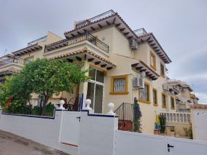 Ansicht Haus mit Terrasse, Balkon und Sonnenterrasse. - Bild 1: Ferienhaus im andalusischen Stil von privat an der Costa Blanca in Spanien