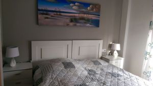 Schlafzimmer mit Doppelbett und Balkon - Bild 7: Ferienhaus im andalusischen Stil von privat an der Costa Blanca in Spanien