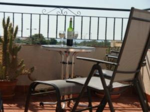 Sonnenterrasse mit Stühlen und Liegen - Bild 10: Ferienhaus im andalusischen Stil von privat an der Costa Blanca in Spanien