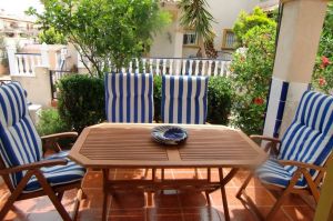 Terrasse vor der Haustür mit Esstisch und Stühlen - Bild 9: Ferienhaus im andalusischen Stil von privat an der Costa Blanca in Spanien