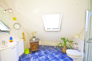 Bad mit Dusche, WC 
und Waschbecken - Bild 7: S25-Berlin: gemütliche Ferienwohnung in exponierter Lage am Rande Berlins