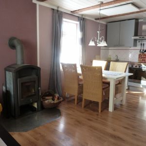 die Küchenzeile ist voll ausgestattet und wird von der gemütlichen Essecke abgerundet - Bild 1: Böhrs Hoff Fehmarn für Ihren Urlaub mit Hund