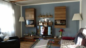 das Wohnzimmer ist großzügig geschnitten und mit 2 Schlafcouches eingerichtet - Bild 2: Böhrs Hoff Fehmarn Ferienwohnung im Landhausstil ideal für Hundebesitzer